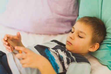 Karantina sırasında bir aletle vakit geçirmek.