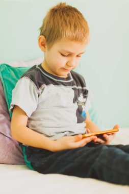 Çocuk karantina sırasında akıllı telefonuyla çok zaman geçiriyor.