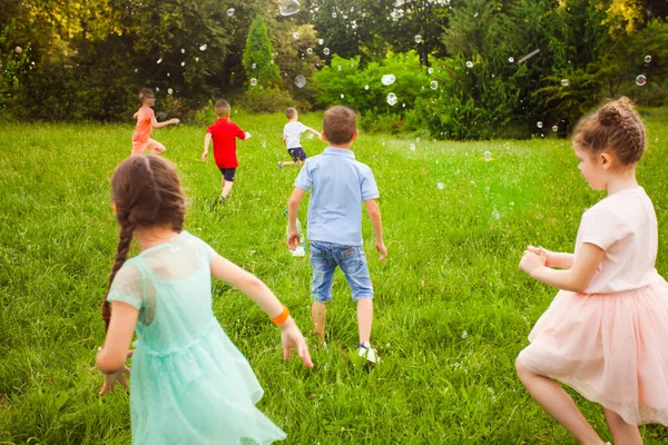 Interesting games with soap bubbles in a summer camp — Stock Photo, Image