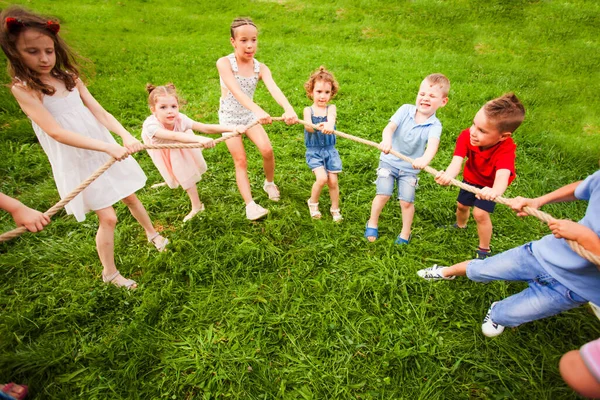 Los niños juegan con una cuerda en el parque — Foto de Stock