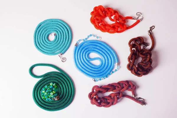 Ожерелье ручной работы из разноцветных цепей — стоковое фото