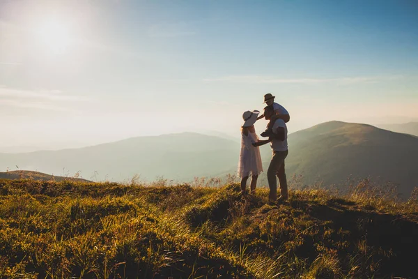 Papa, Mutter und Sohn genießen die Landschaft in den Bergen — Stockfoto