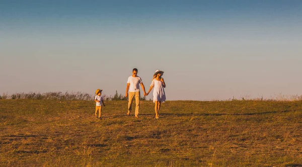 Familie im Sommerurlaub. Zeit mit Kindern verbringen — Stockfoto