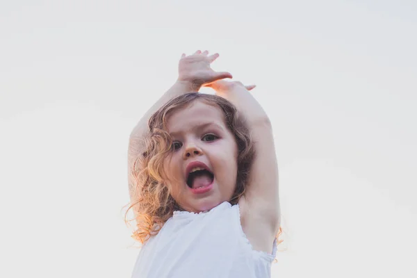 Portret van grappig meisje lachend hand in hand — Stockfoto