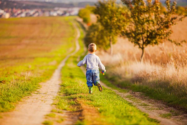 The little boy who was given freedom — Stock Photo, Image