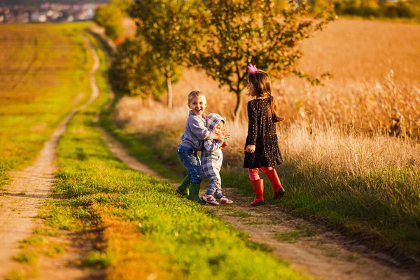 Kleine Freunde spielen im Herbst außerhalb der Stadt — Stockfoto