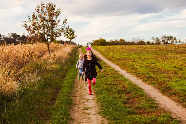 Gezonde vakantie voor kinderen in het dorp — Stockfoto