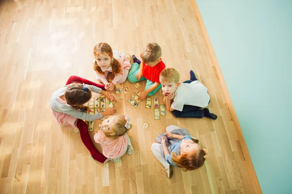 Enfants jouant avec des cartes de puzzle. Faites correspondre les bons animaux. Carte avec animaux maman et bébé. — Photo