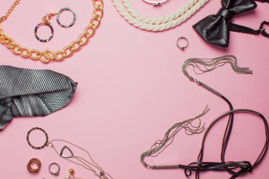 Moda kadın aksesuarları seti, üst manzara, düz yatak. Moda tasarımı modeli. Boşluğu kopyala.