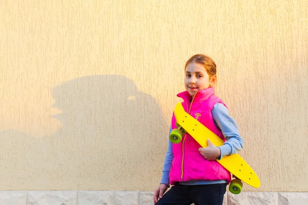 노란 스케이트 보드를 단 소녀의 모습 — 스톡 사진