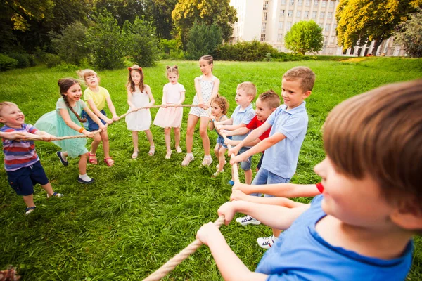 Çocuklar parkta bir iple oynuyorlar. — Stok fotoğraf