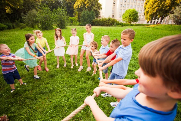 Los niños juegan con una cuerda en el parque — Foto de Stock