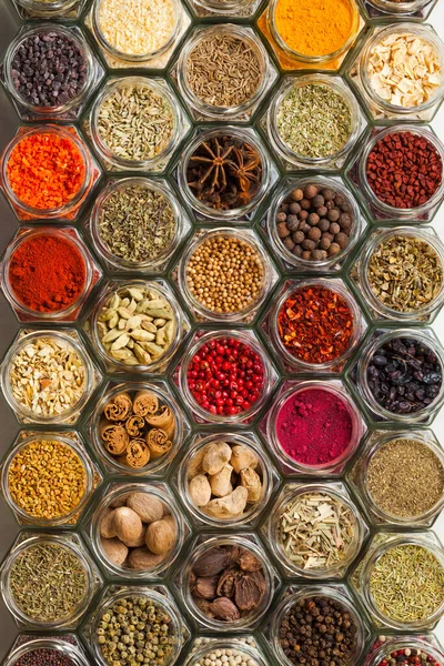 Ovanifrån av färgglada kryddor i flaskor som ett mönster — Stockfoto