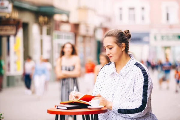 Woman doing work sitting in the street cafe — Stock Photo, Image