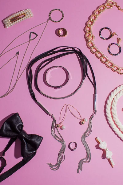 Mode-Accessoires für Frauen auf rosa Hintergrund, Ansicht von oben. — Stockfoto