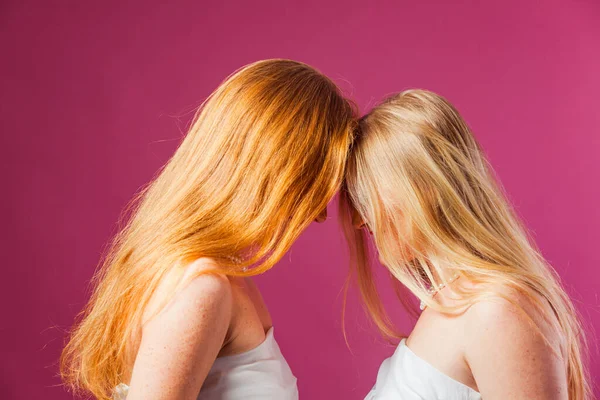 Due donne in piedi l'una di fronte all'altra, toccate da teste — Foto Stock