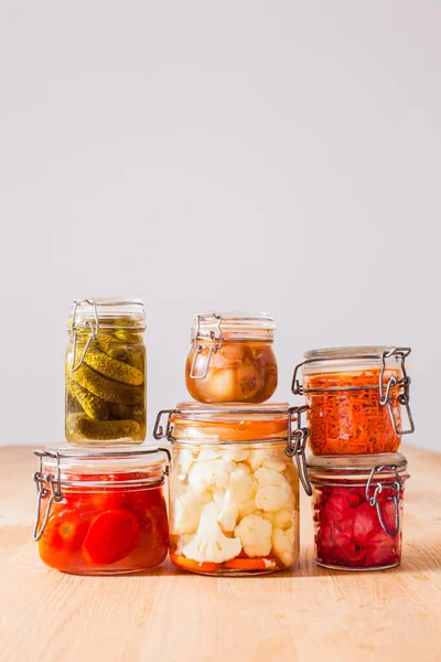 As verduras conservadas em escabeche saborosas em uns jarros — Fotografia de Stock