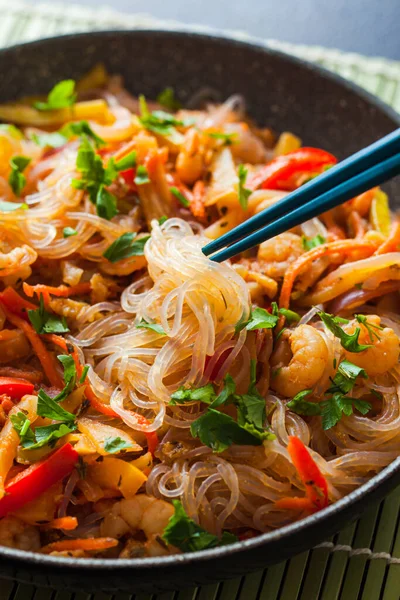 Stir fry with bean threads on the pan — Stock Photo, Image