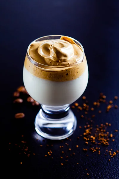 Café Dalgona - mousse de café instantáneo batido en el vaso — Foto de Stock