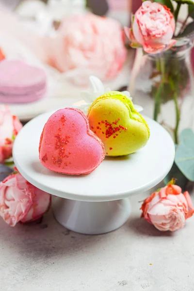 Düğün için güzel renkli kalp şeklinde badem kurabiyeleri. — Stok fotoğraf