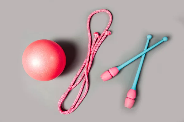 Colorida maza, cuerda y pelota para gimnasia. Equipos profesionales para entrenamiento de gimnasia . —  Fotos de Stock