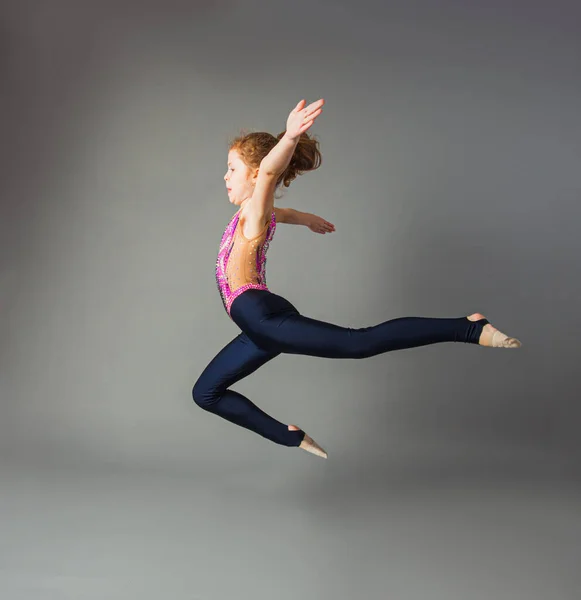 Молода акробатична дівчина стріляла під час стрибків у студії — стокове фото