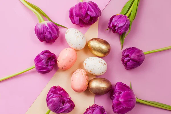 Dekoration av tulpaner och färgglada ägg för påsk — Stockfoto