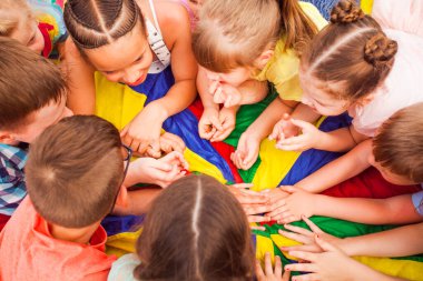 Üst düzey çocuklar daireler çiziyor, tartışıyorlar.