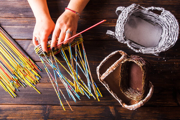 Плетеная бумага, процесс создания на деревянной поверхности
