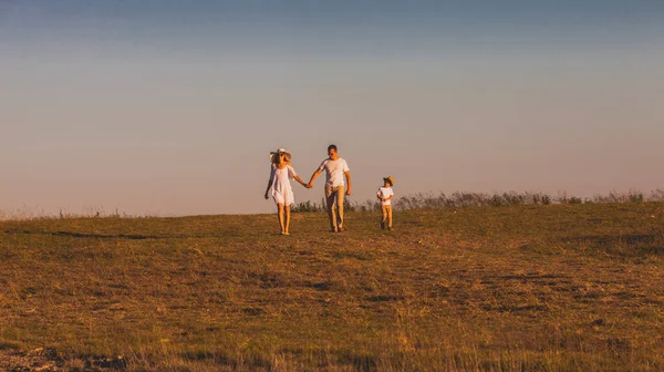 Família com filho no vale da montanha enquanto o pôr do sol — Fotografia de Stock