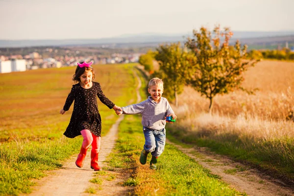 Romantischer Spaziergang eines kleinen Paares im Dorf — Stockfoto