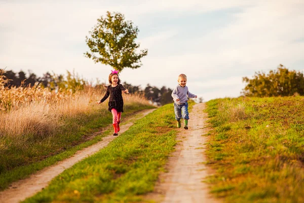 Divertidas carreras para niños en la carretera del campo — Foto de Stock