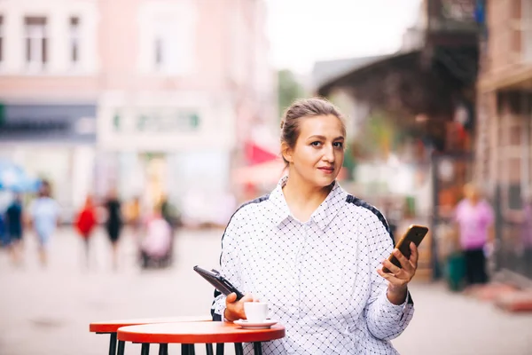 Giovane donna d'affari nel caffè di strada — Foto Stock