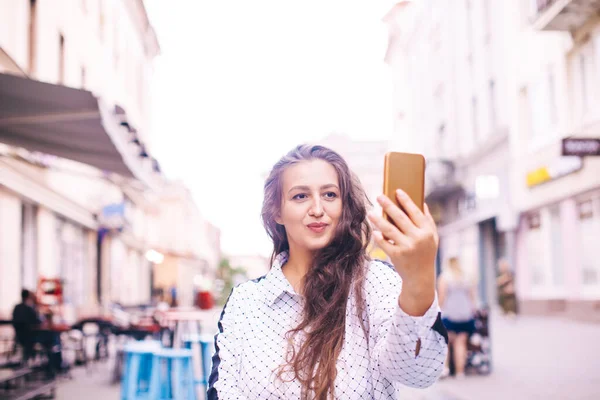 Stylová krásná žena dělat selfie v centru města — Stock fotografie