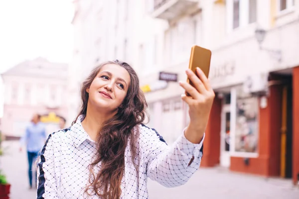 Žena dělá roztomilé selfie při chůzi — Stock fotografie