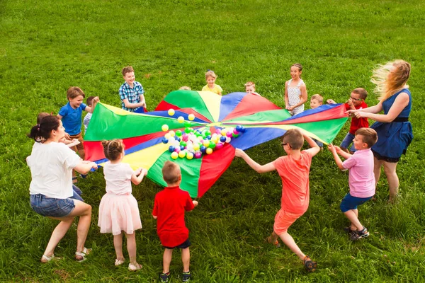 Barn i en cirkel spelar socialt spel — Stockfoto