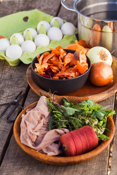 Příprava velikonočních vajec barvení v rodinných tradicích — Stock fotografie