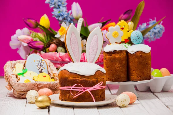 Великоднє терпке життя з тортами, яйцями та квітами — стокове фото