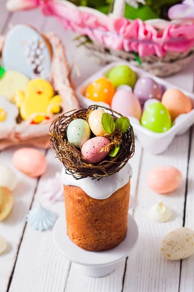 Bolo de Páscoa decorado com ninho e ovos minúsculos — Fotografia de Stock