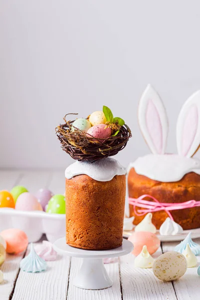 Traditionelles Osterbrot mit lustigem und leckerem Dekor obendrauf — Stockfoto