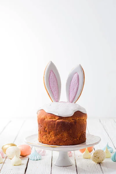 Солодкий великодній хліб з декором вух кролика зверху — стокове фото