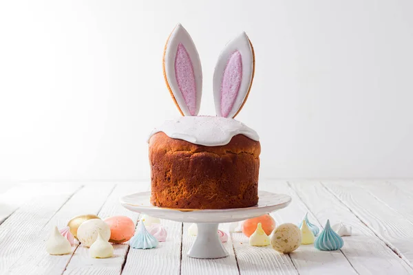 Minimalistic style Easter cake decor, white background — Stock Photo, Image