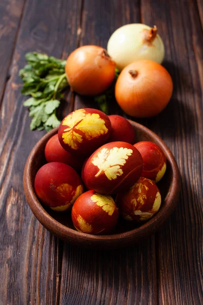 Huevos coloreados según el método antiguo con cebollas peladas —  Fotos de Stock