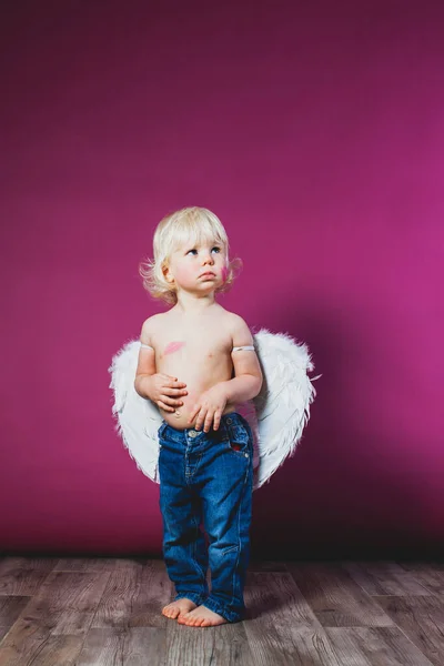 Kleinkind-Junge in Jeans und Engelsflügeln — Stockfoto