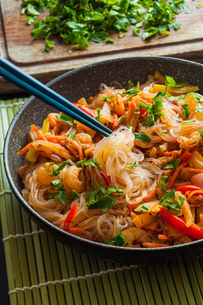 Fideos tailandeses de vidrio con ensalada de gambas y verduras —  Fotos de Stock