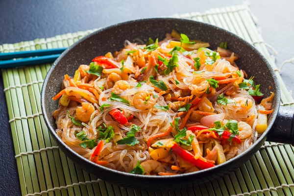 Fritado asiático - fios de feijão com legumes e camarões — Fotografia de Stock