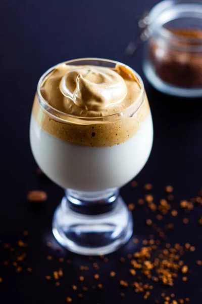 Dalgona káva - šlehané instantní káva pěna ve sklenici — Stock fotografie