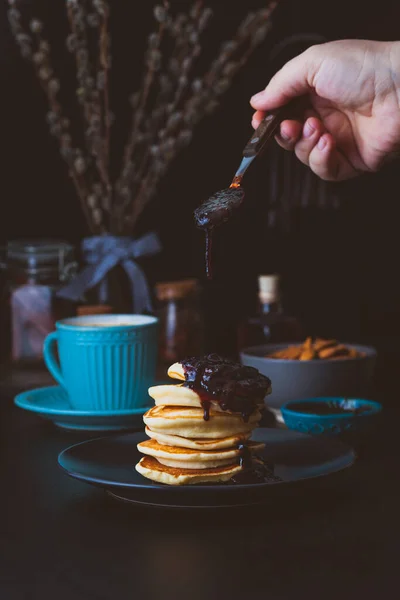 Ontbijt met heerlijke pannenkoeken in de donkere stemming stijl — Stockfoto