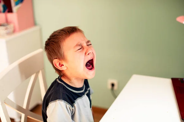 Online-Training für Kinder im Falle einer Pandemie — Stockfoto