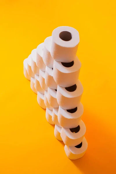 Concepto abstracto con pirámide de papel higiénico durante la cuarentena — Foto de Stock